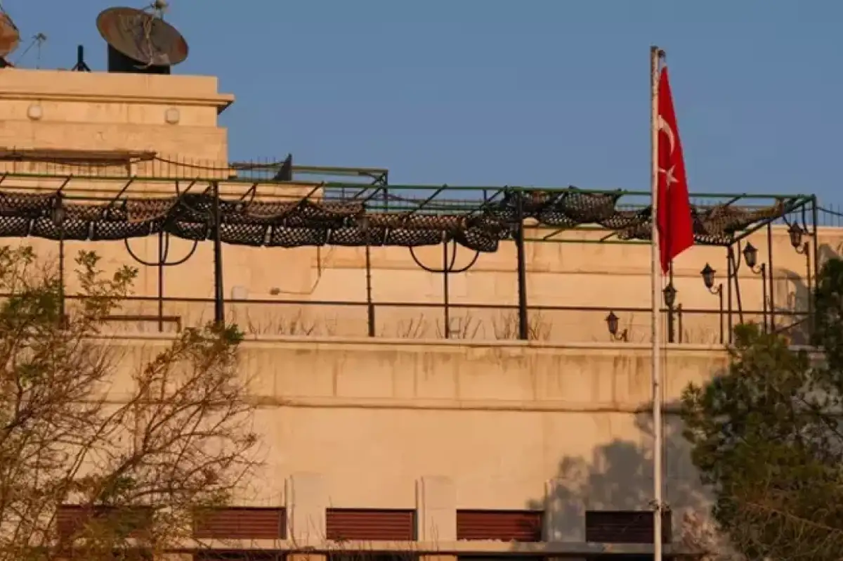 Son Dakika: Şam Büyükelçiliğine Türk Bayrağı Çekildi!