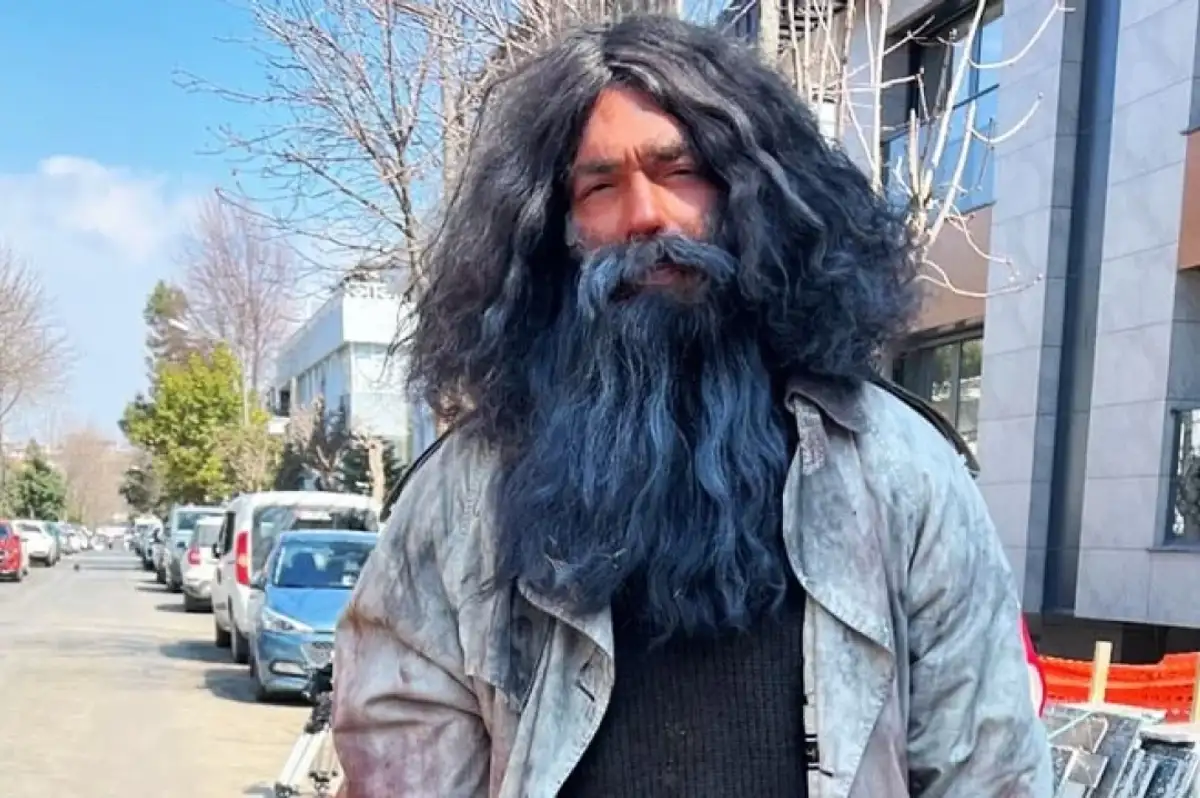 Şükrü Özyıldız Son Görüntüsüyle Şaşırttı: Tanınmaz Hale Gelen Yakışıklı Oyuncu Hangi Proje İçin İmaj Değiştirdi?