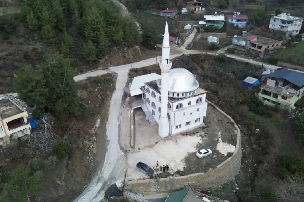 Suriye'ye Dönmeden Önce 12 Yıldır Yaşadığı Antakya'ya Cami Yaptırdı