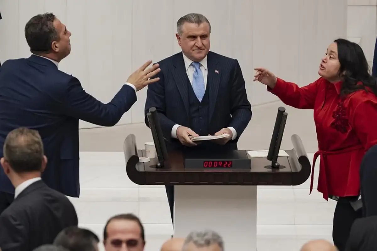TBMM'de Skandal Anlar! AK Parti ve CHP Vekilleri Birbirlerinin Üzerine Yürüdü