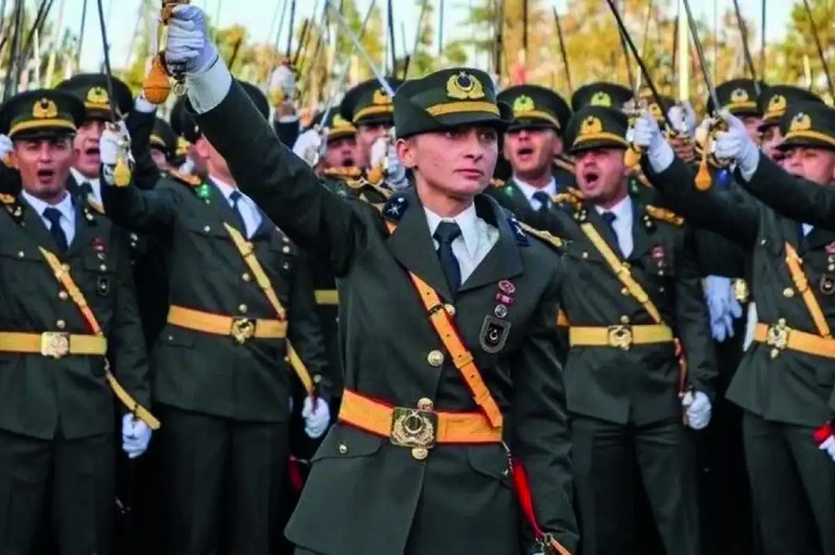 Teğmenlerin "Mustafa Kemal'in Askerleriyiz" Sloganını FETÖ'yle Kıyaslamıştı: Üçok’tan Varank'a Sert Yanıt!