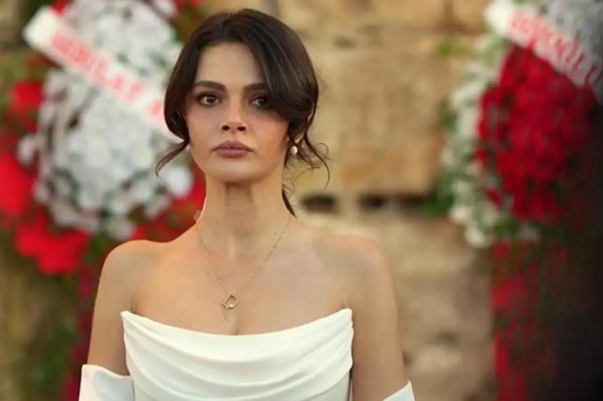 Uzak Şehir’in Alya’sı Sinem Ünsal’ın Siyah-Beyaz Şıklığı Gündem Oldu: ‘Kuğu Gibisin’