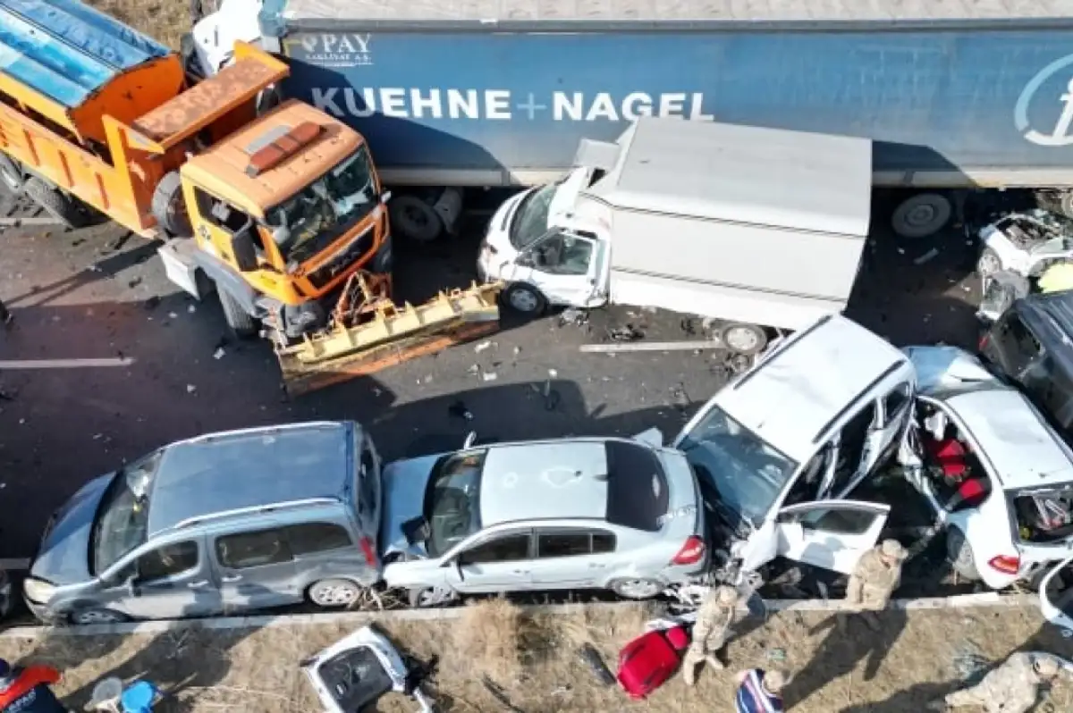 Van'da 30 Araç Zincirleme Kazaya Karıştı: 1 Ölü, 51 Yaralı!