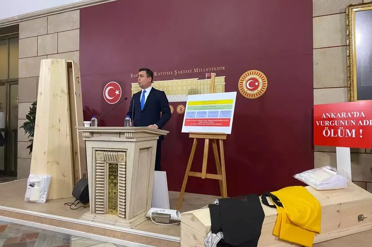 TBMM'ye Tabut ve Kefenlerle Geldi: Osman Gökçek'ten Ankara Büyükşehir Belediyesi'ne Flaş Çıkış!