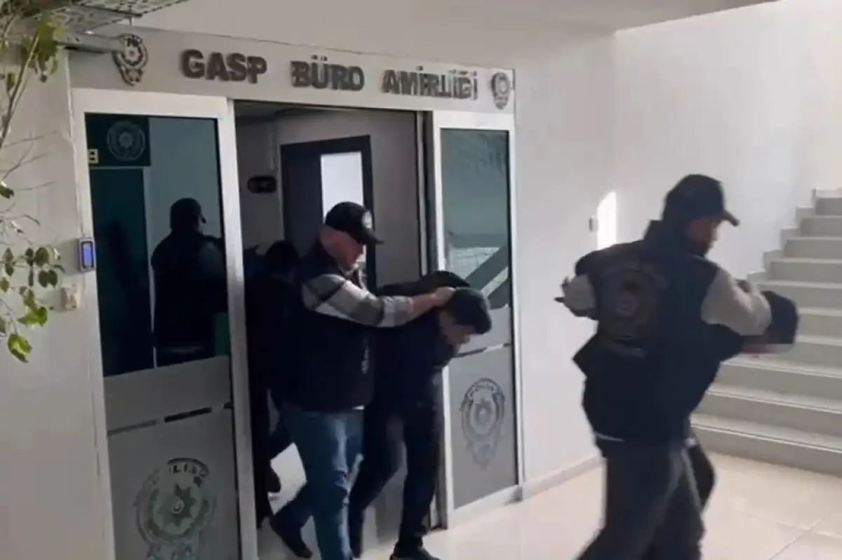 Polis Olduklarını Söyleyip Binlerce Lira Gasbettiler!
