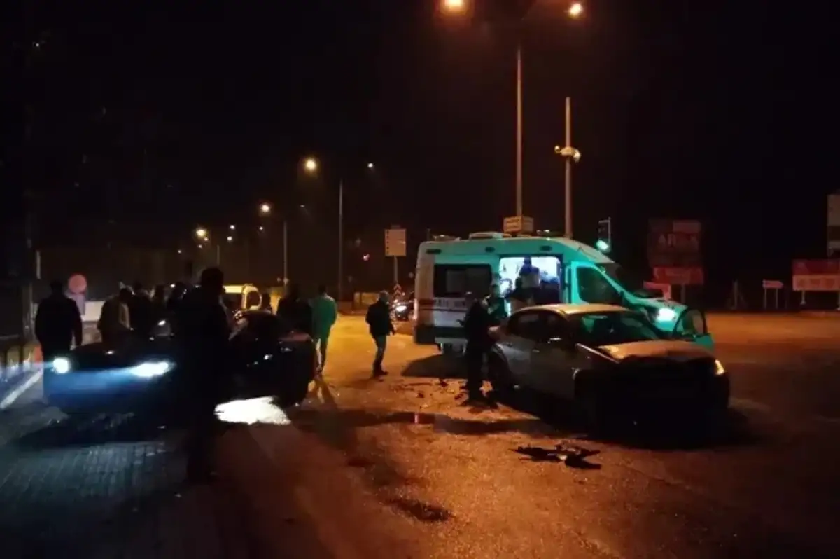 Bursa'da Ambulansa Yol Vermek İsteyen 2 Otomobil Çarpıştı