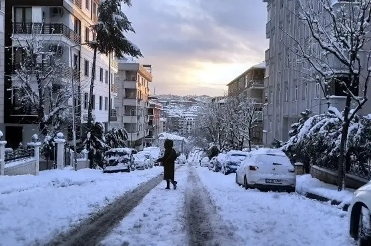 Meteoroloji Alarm Vermişti: Marmara'ya İlk Kar Düştü