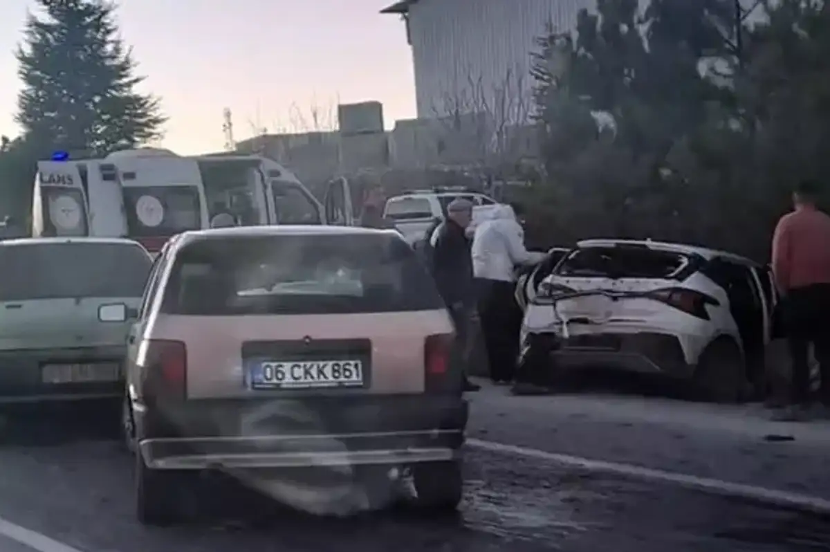 Afyonkarahisar'da Zincirleme Trafik Kazası: 8 Yaralı