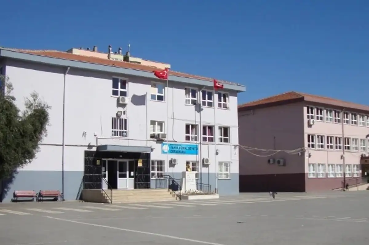 İzmir'de Skandal: Şampanyalı Mezuniyet Kutlamasına Katılan Öğretmenler Görevden Uzaklaştırıldı
