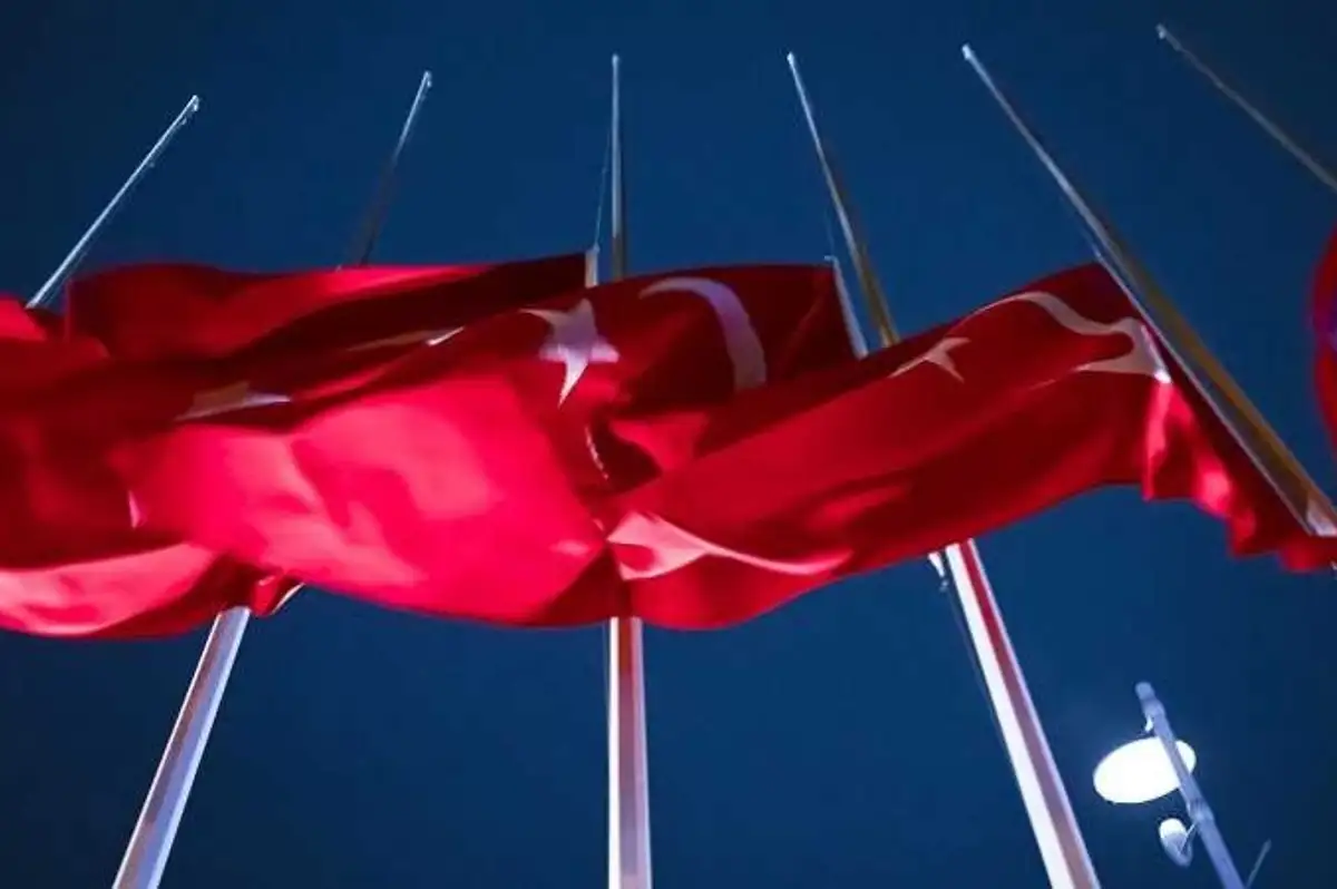 Kentlerde Bayraklar Yarıya İndirildi