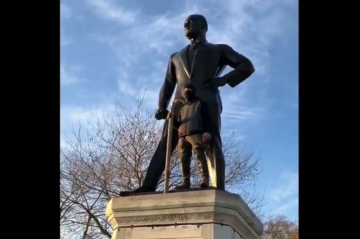 İstanbul'da Atatürk Heykeline Saldırı!