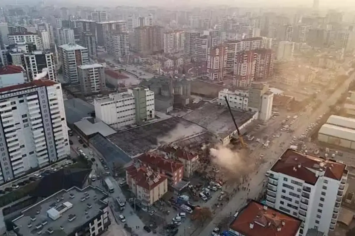 Konya'da Bina Çöktü! Enkaz Altında Kalanlar için Çalışmalar Sürüyor