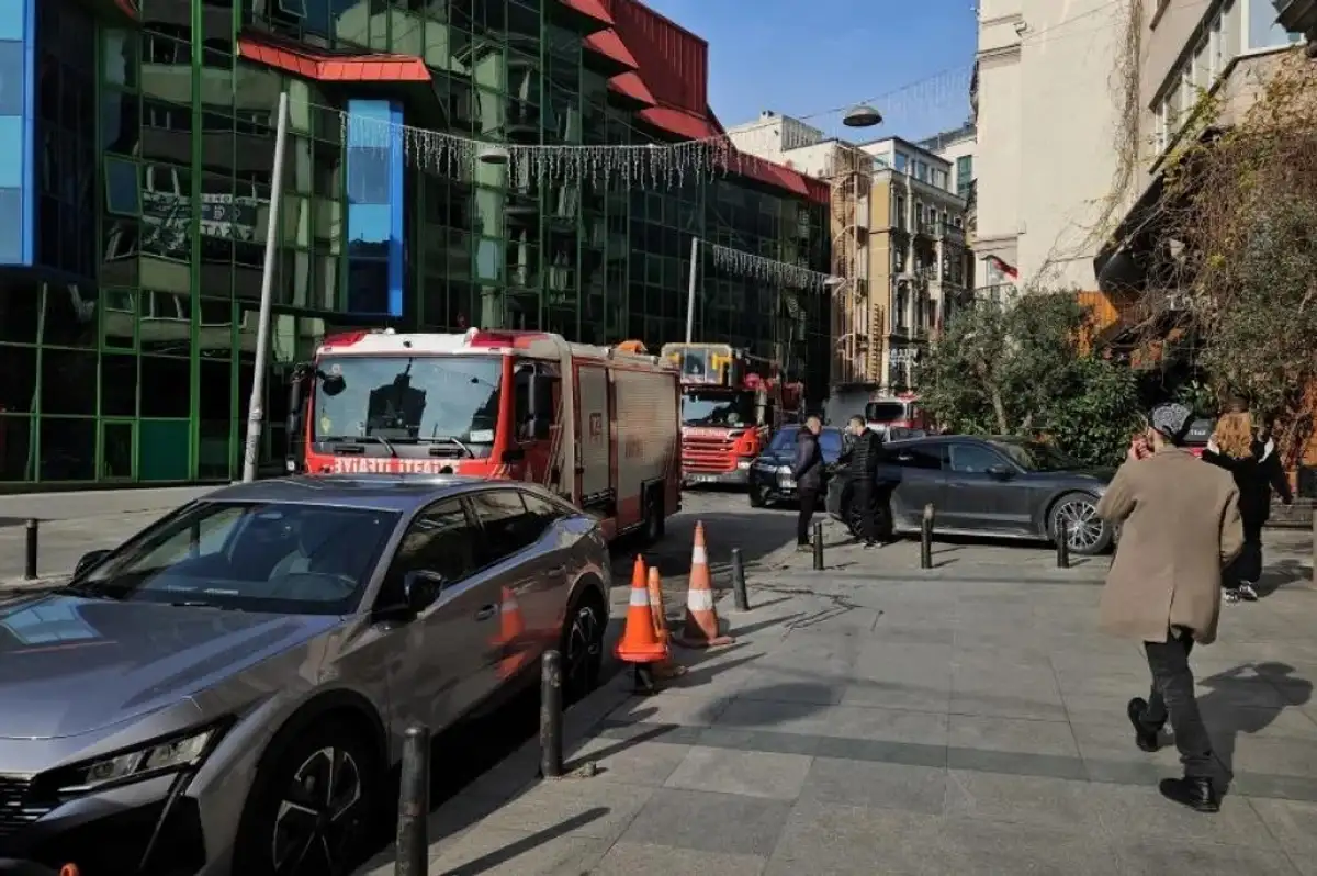 Beyoğlu'nda Otelde Yangın Paniği!
