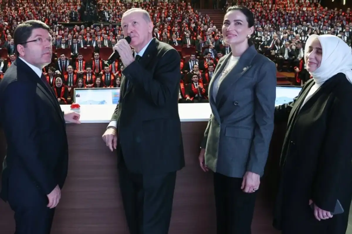 AK Partili Özlem Zengin'in Cumhurbaşkanı Erdoğan ile Yeğenini Tanıştırdığı Anlarda İlginç Bir Olay Yaşandı