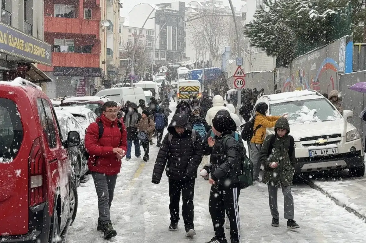 İstanbul'un Bazı İlçelerinde Eğitime Ara: Kar Tatili İlan Edilen İlçeler