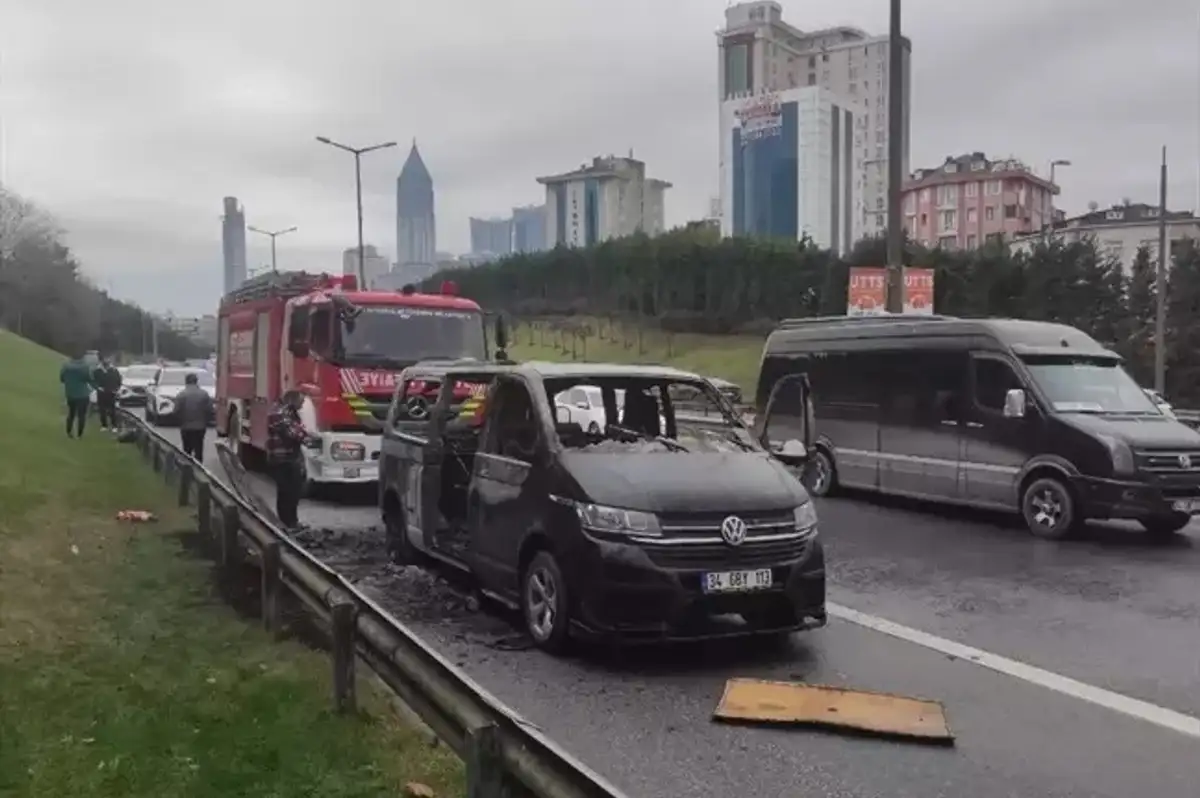İstanbul TEM Otoyolu'nda Minibüs Yangını