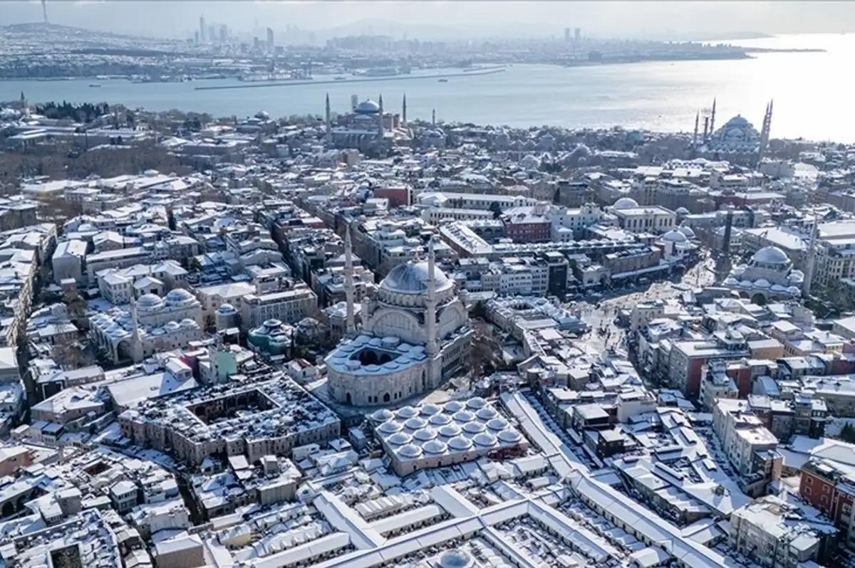 İstanbul Buz Kesti, Hissedilen Sıcaklık Eksi 6'ya Düştü: Kar Yağışı Devam Edecek mi?
