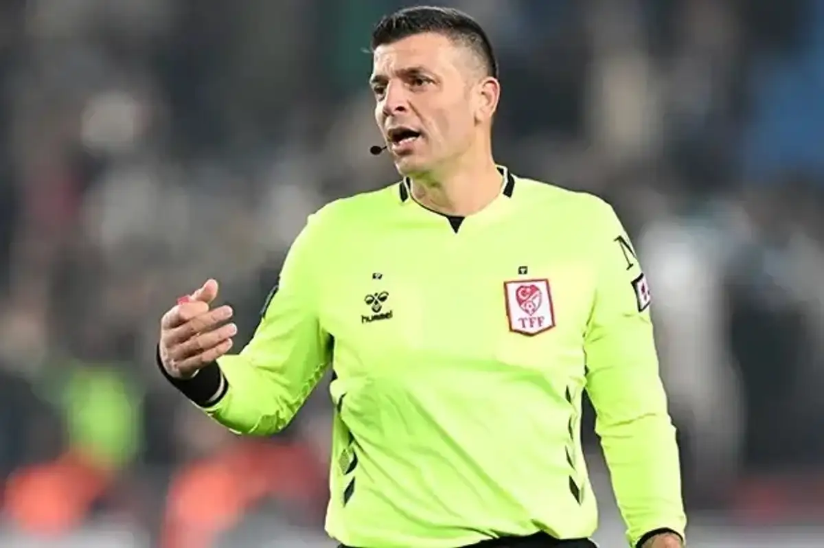 Kupa Maçında İlginç An: Ümit Öztürk, VAR Olmayan Maçta VAR'ı Dinledi