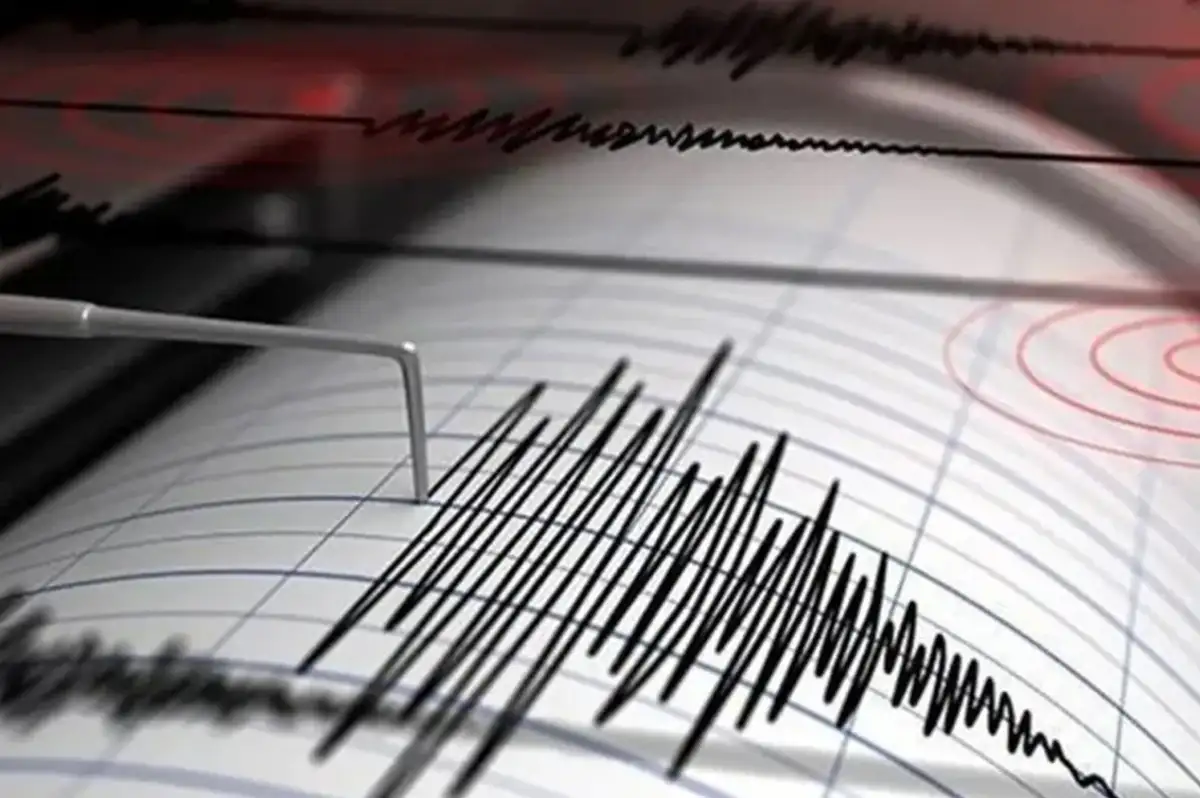 İzmir'de 4 Büyüklüğünde Deprem