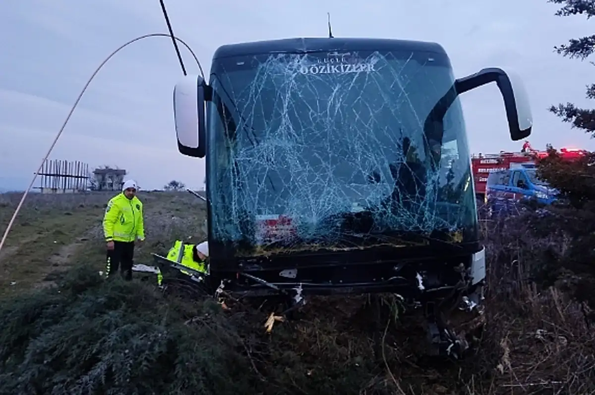 Yunanistan-İzmir Seferini Yapan Yolcu Otobüsü Gelibolu'da Şarampole Devrildi: 11 Yaralı