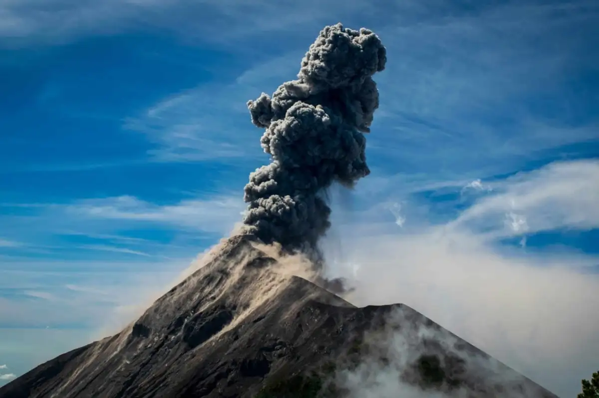Guatemala'daki Fuego Yanardağı Patladı