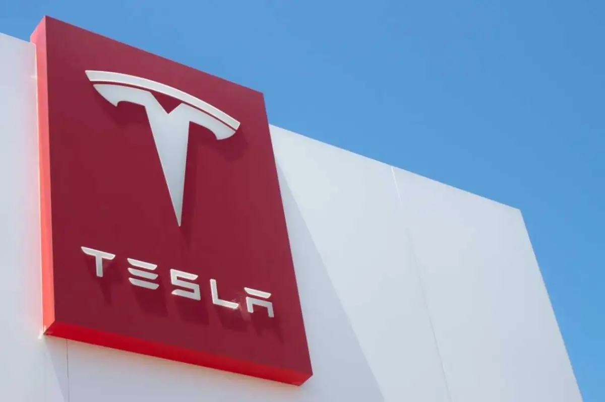 ABD'de Tesla'ya Silahlı Saldırı: Birçok Araç Ateşe Verildi