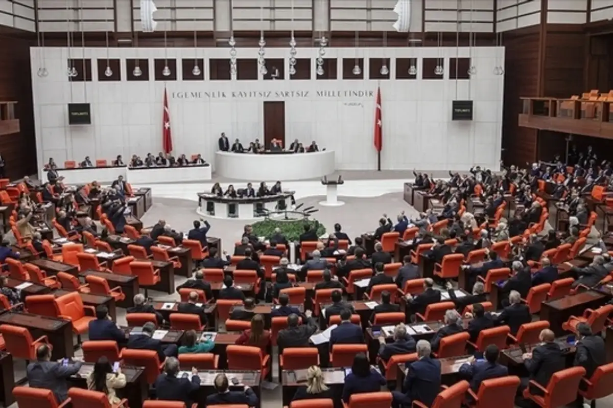 Emekli Bayram İkramiyesi 4 Bin Lira Oldu: Teklif Meclis'te Yasalaştı