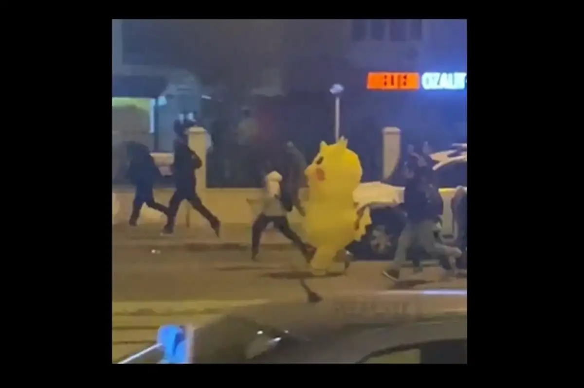 Antalya'da Eylemci 'Pikachu' Polisten Böyle Kaçtı!