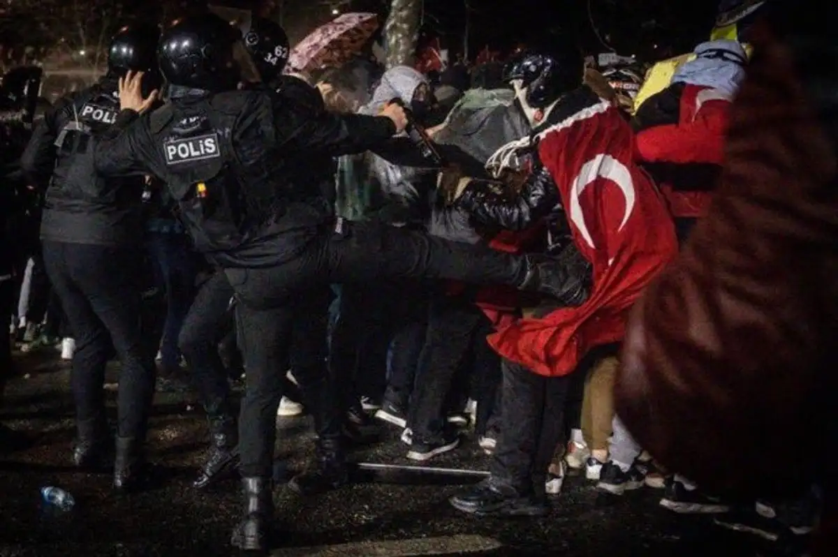 ODTÜ'de Neler Oluyor! Polis Türk Bayrağı'na Tekme Attı!