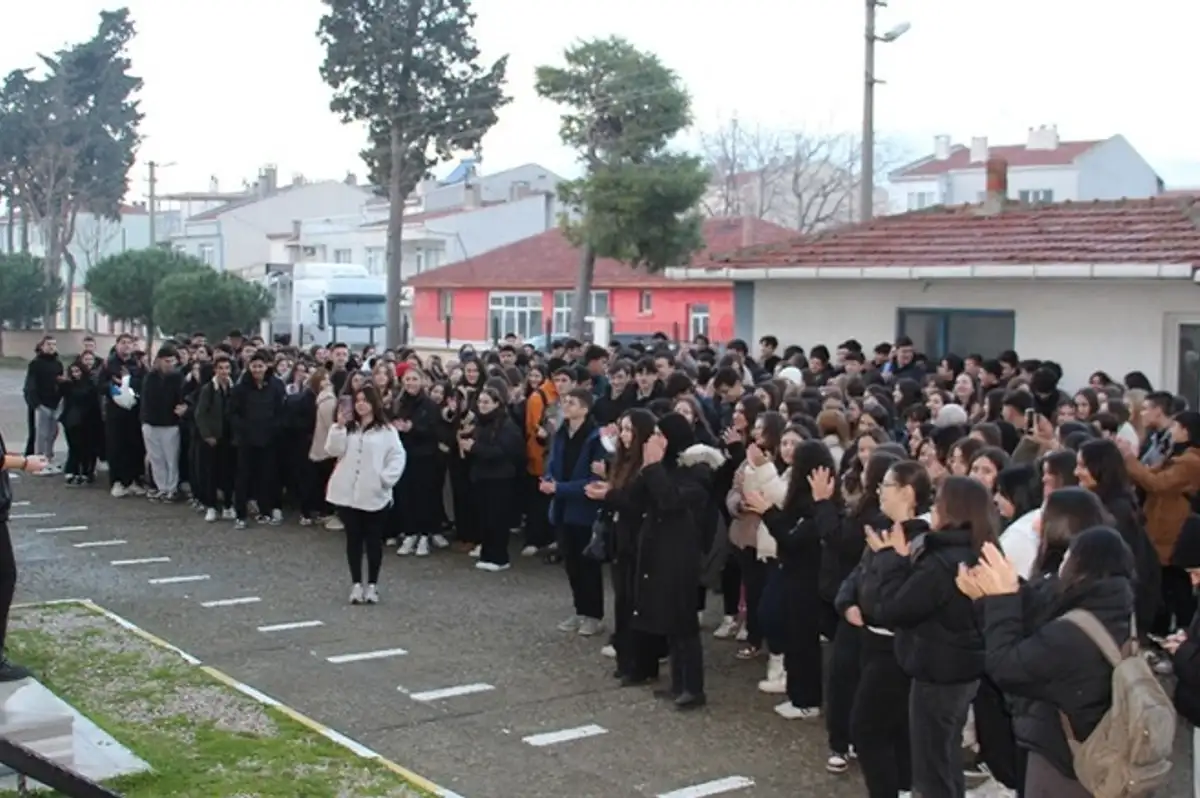 Atatürk'ün Gençliğe Hitabesi'ni Okuyan Öğrenciler Okuldan Uzaklaştırıldı mı?
