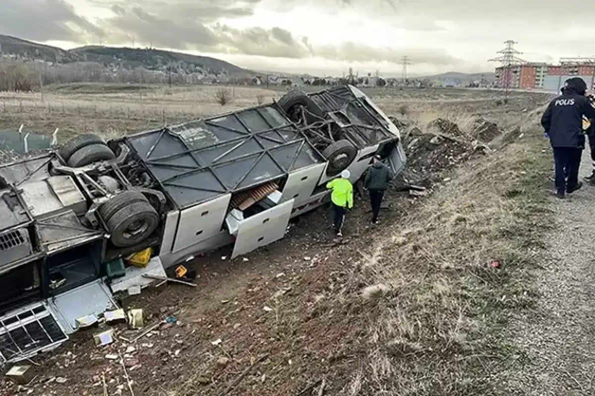 Sivas'ta Otobüs Kazası: 2 Ölü, 23 Yaralı