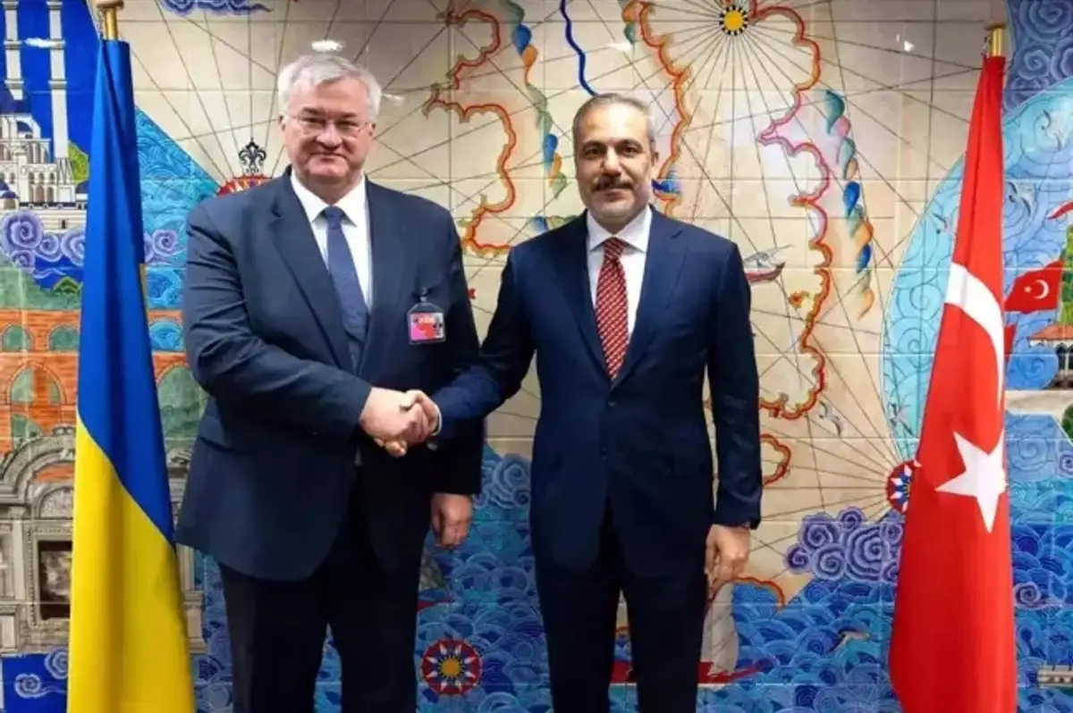 Hakan Fidan, NATO Toplantısında Ukrayna Dışişleri Bakanı ile Görüştü