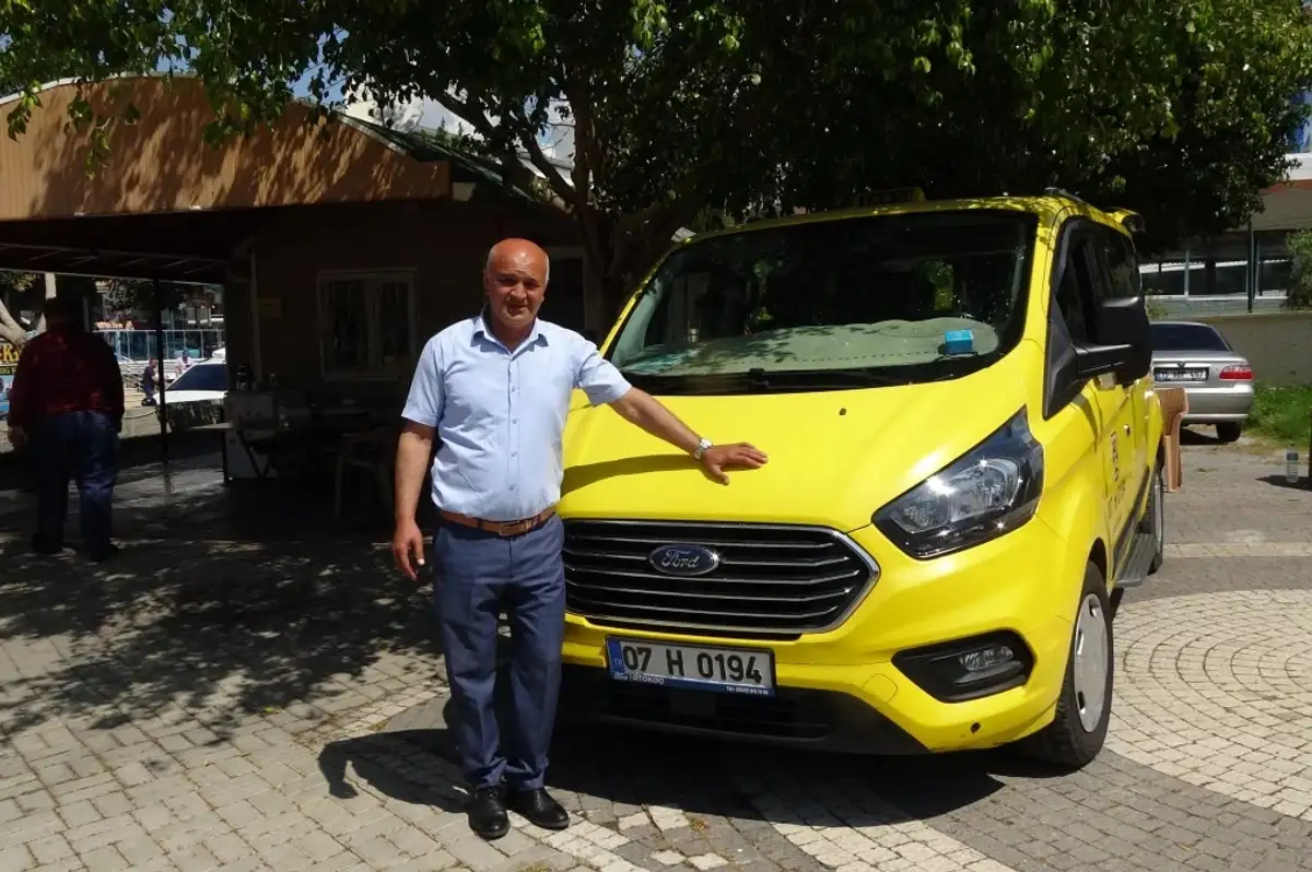 Antalya'da Taksisinde Unutulan 18 Bin 300 Euro'yu Sahibine Teslim Etti
