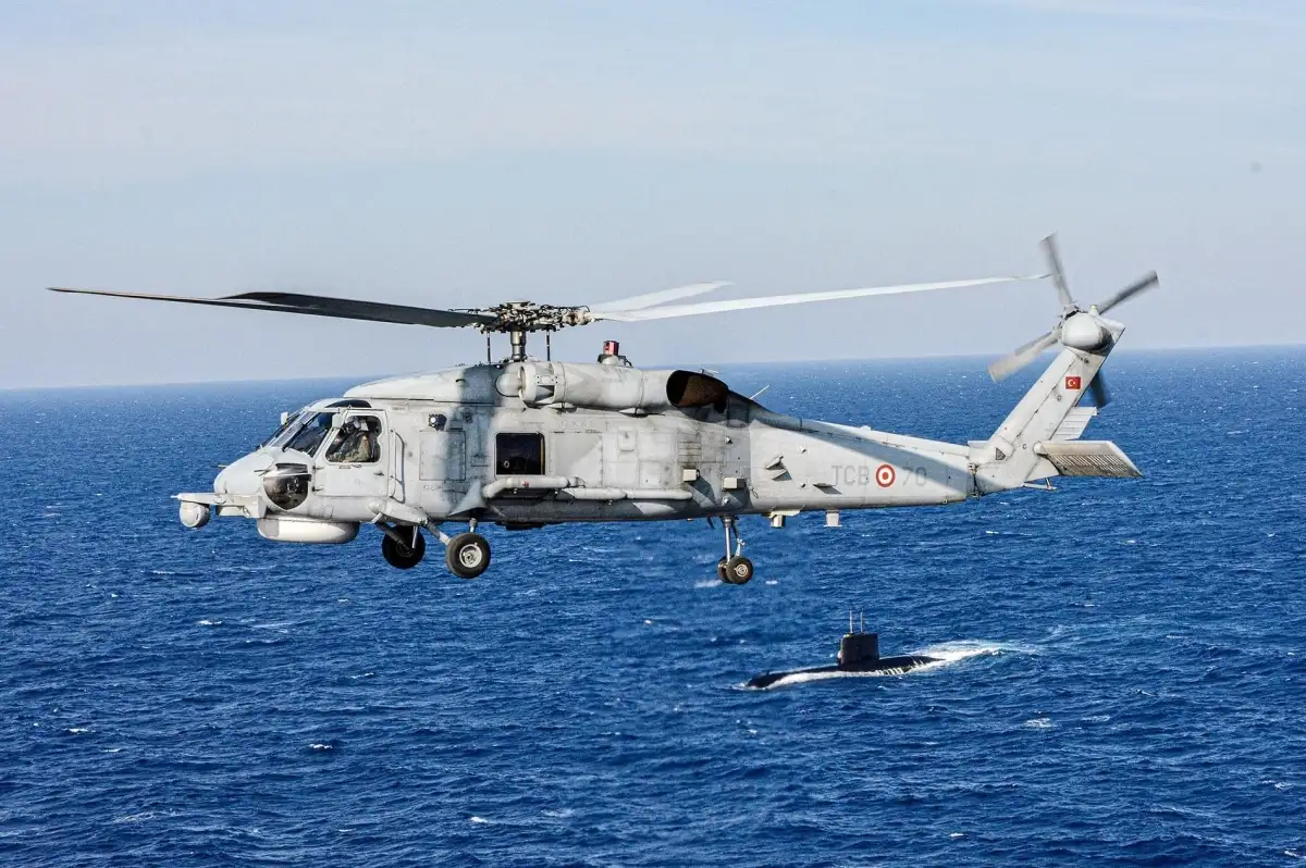 Deniz Kuvvetlerine Ait Helikopter Acil İniş Yaptı