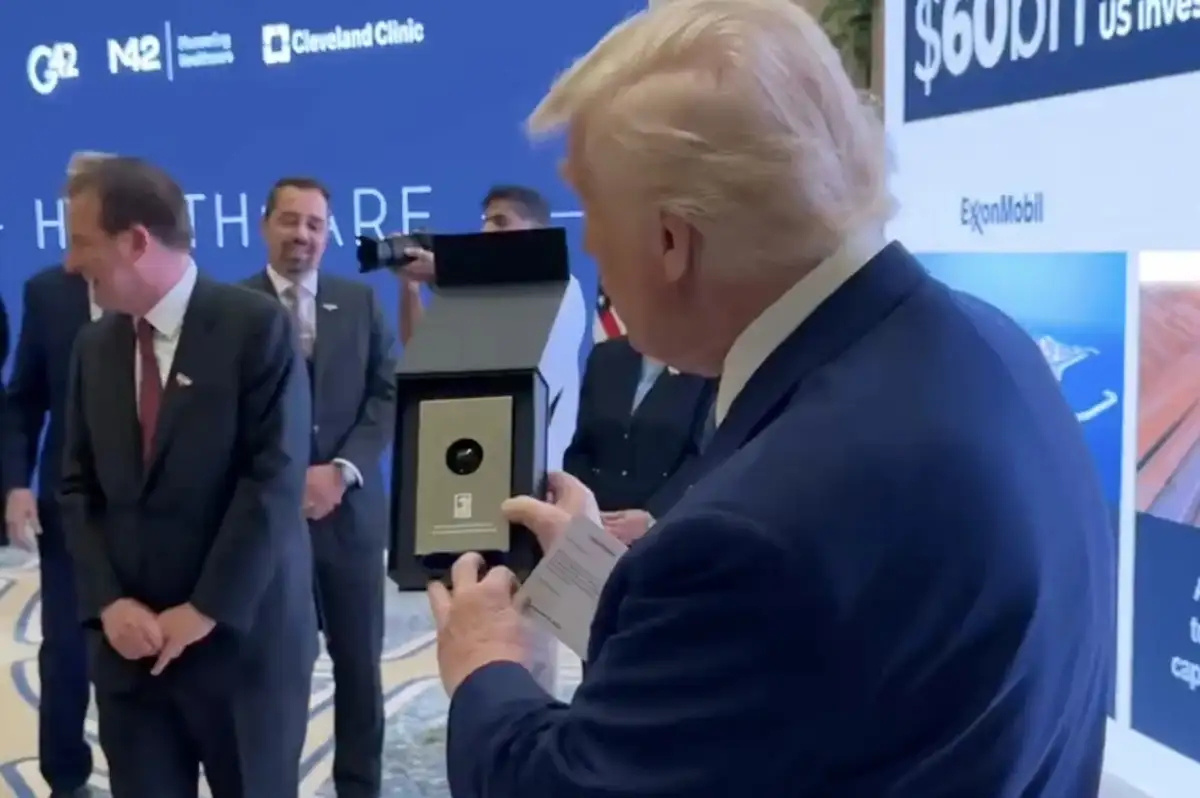 BAE'de Trump'a Bir Damla Petrol Hediye Edildi