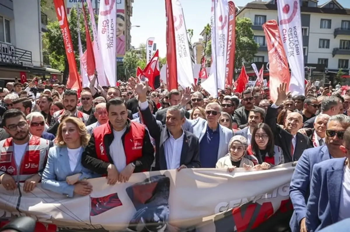 Özgür Özel, Ankara'da Gençlik Yürüyüşüne Katıldı