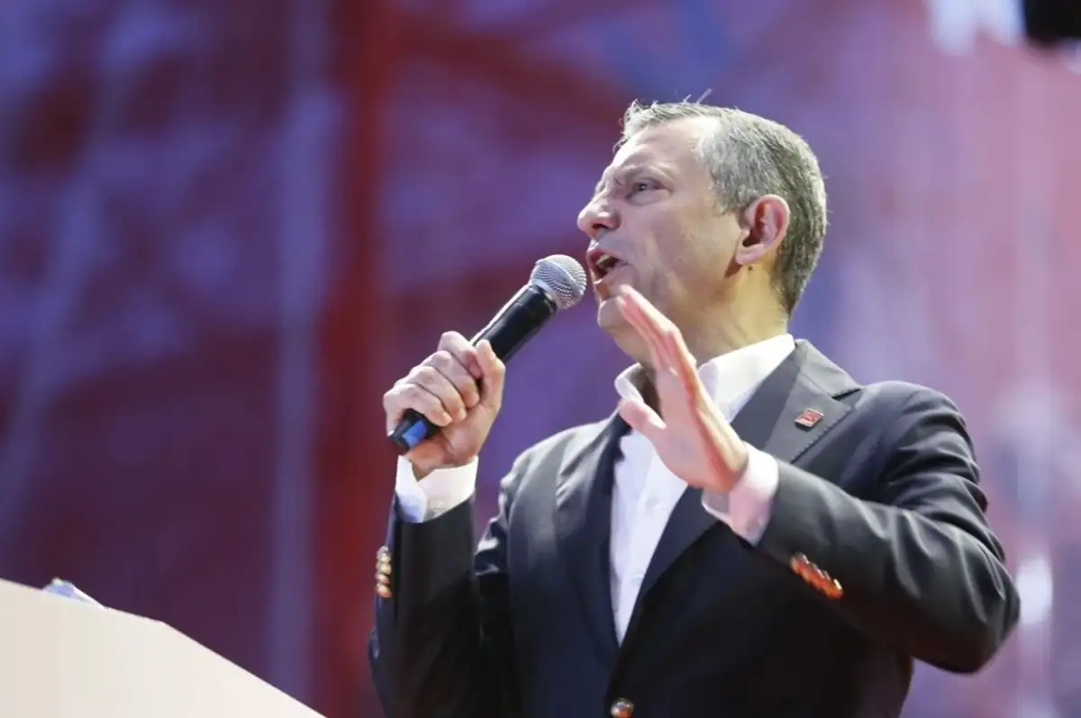 CHP'nin Altıncı Mitingi İzmir'de! Özel'den Gençlere Çağrı: "Demokrasinin Topunu Geri Alın"