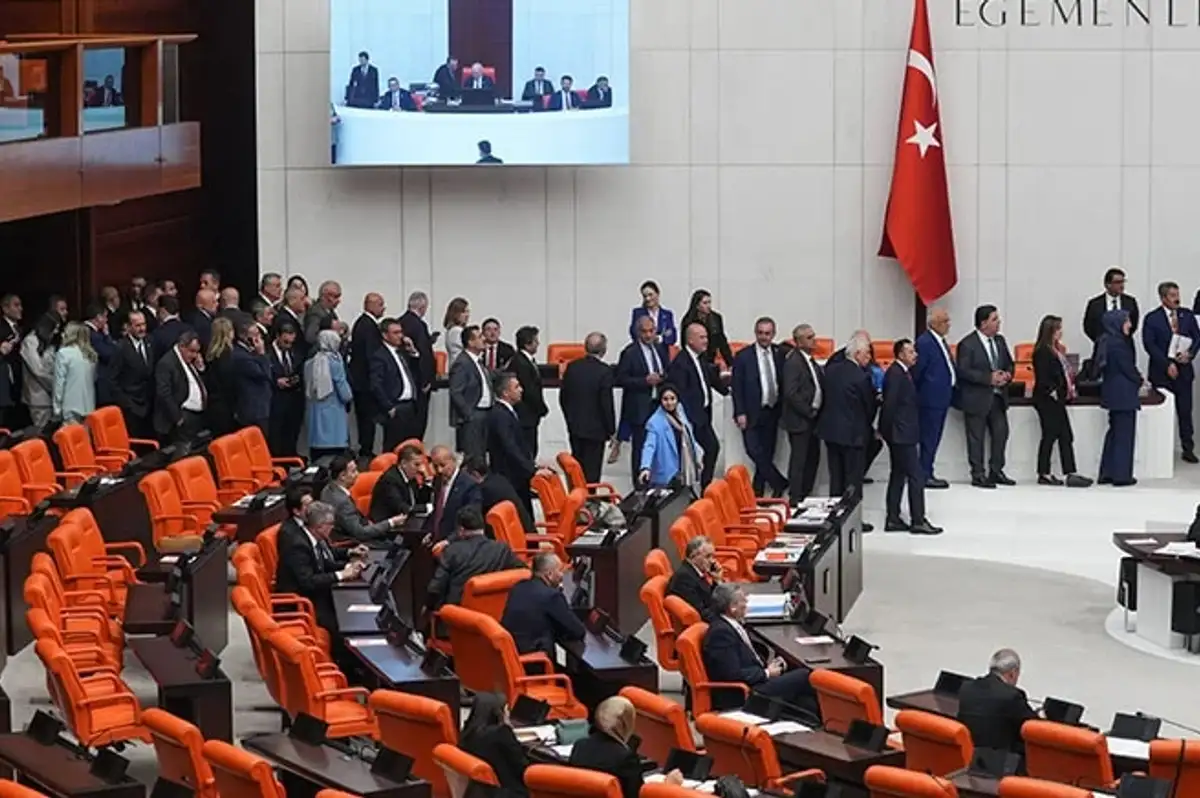 Cumhurbaşkanına Askeri İhraç Yetkisi Tartışması: Torba Yasadaki Maddeler Geri Çekiliyor
