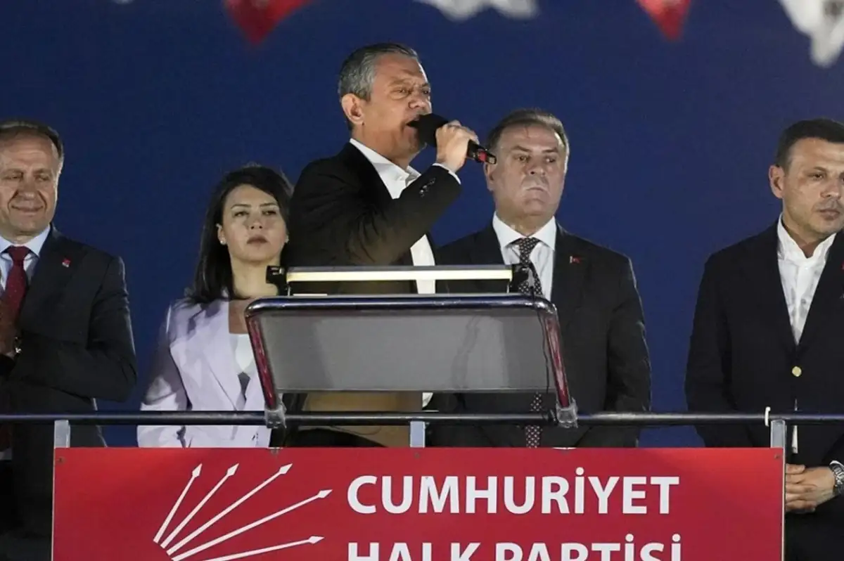 Özgür Özel'in CHP Pendik Mitinginde Gündeminde İmamoğlu ve Asgari Ücret Yer Aldı