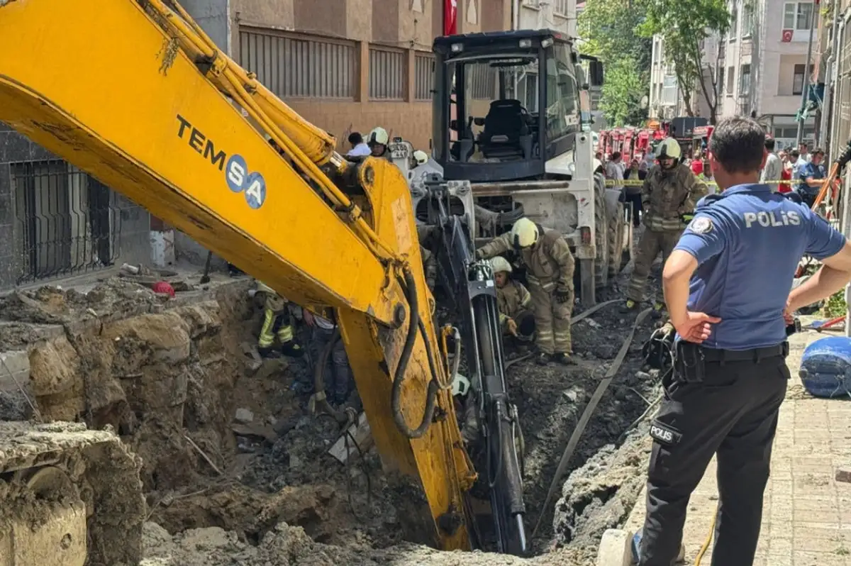 Bayrampaşa'da Yol Çöktü: Bir İşçi Göçük Altında Kaldı!