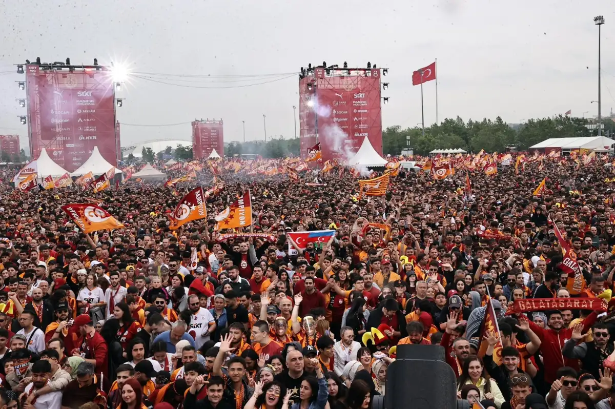 Galatasaray Taraftarı Yenikapı'ya Akın Etti