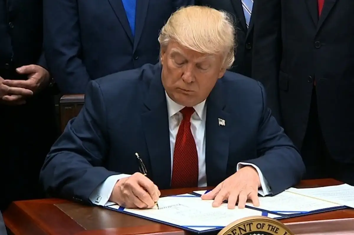 Trump'tan Göçmen Kararnamesini İmzaladı: 12 Ülkenin Vatandaşlarının ABD'ye Girişi Yasaklandı!