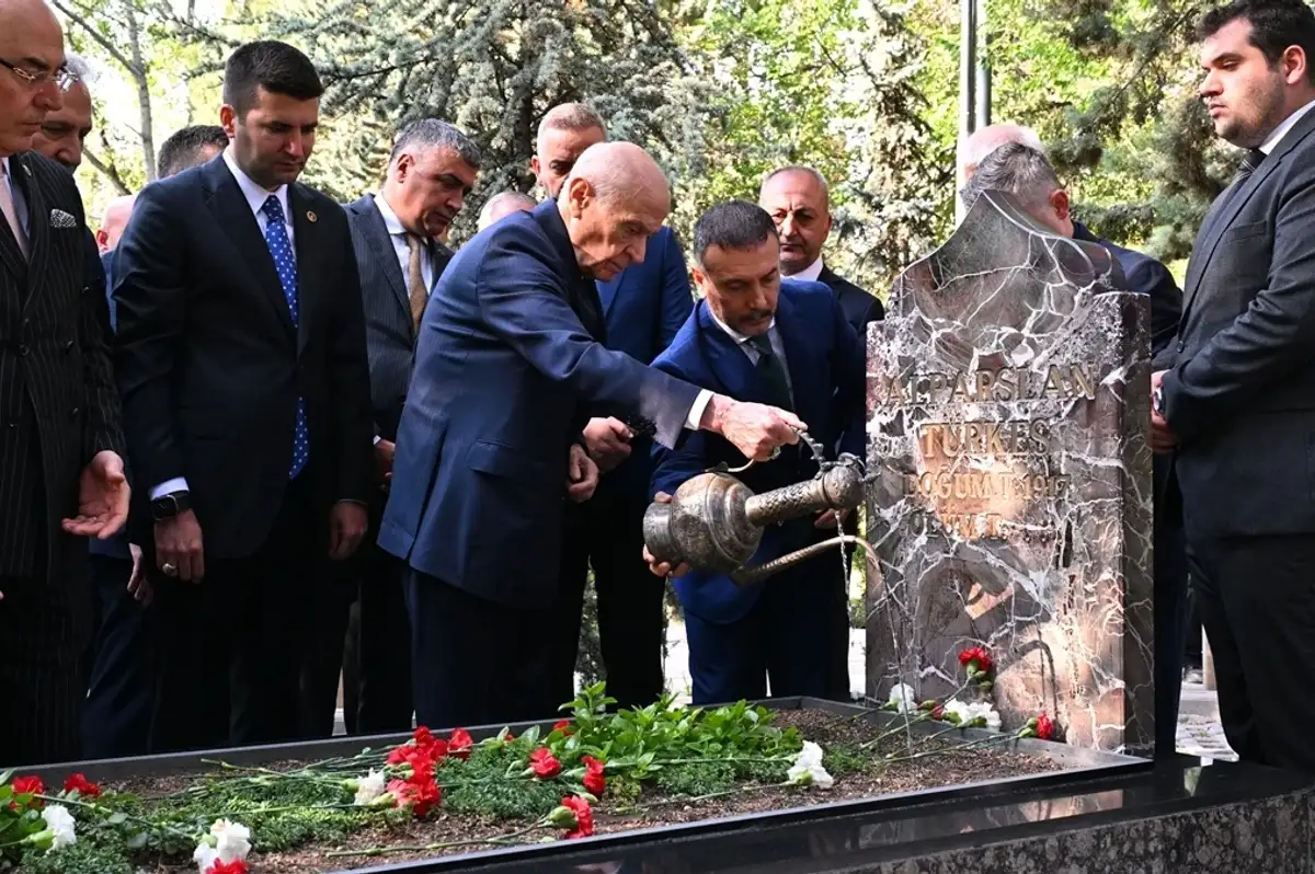 Devlet Bahçeli'den Alparslan Türkeş'in Kabrine Bayram Ziyareti