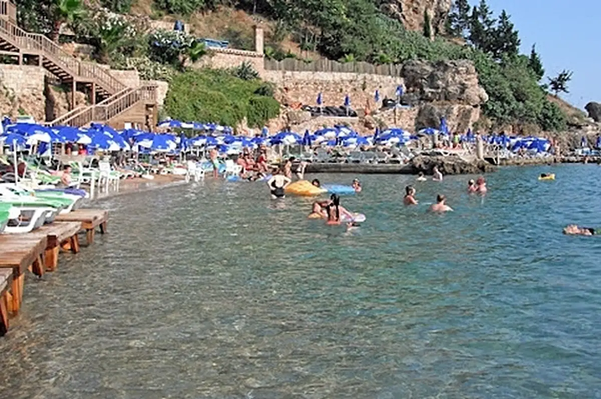 Antalya Mermerli Plajı'nda Şezlong Ücreti Gündem Oldu