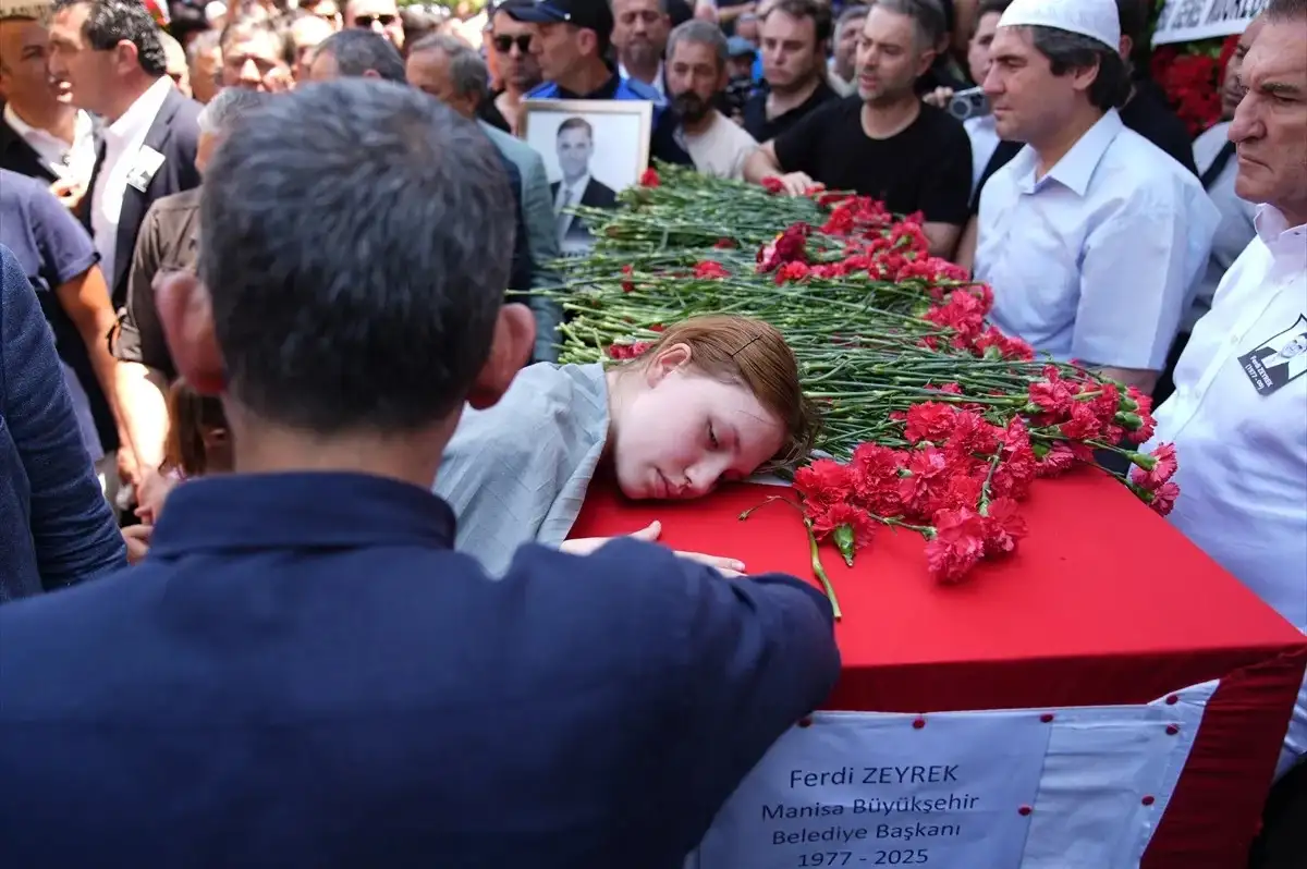 Ferdi Zeyrek'i Son Yolculuğuna Kızları Uğurladı