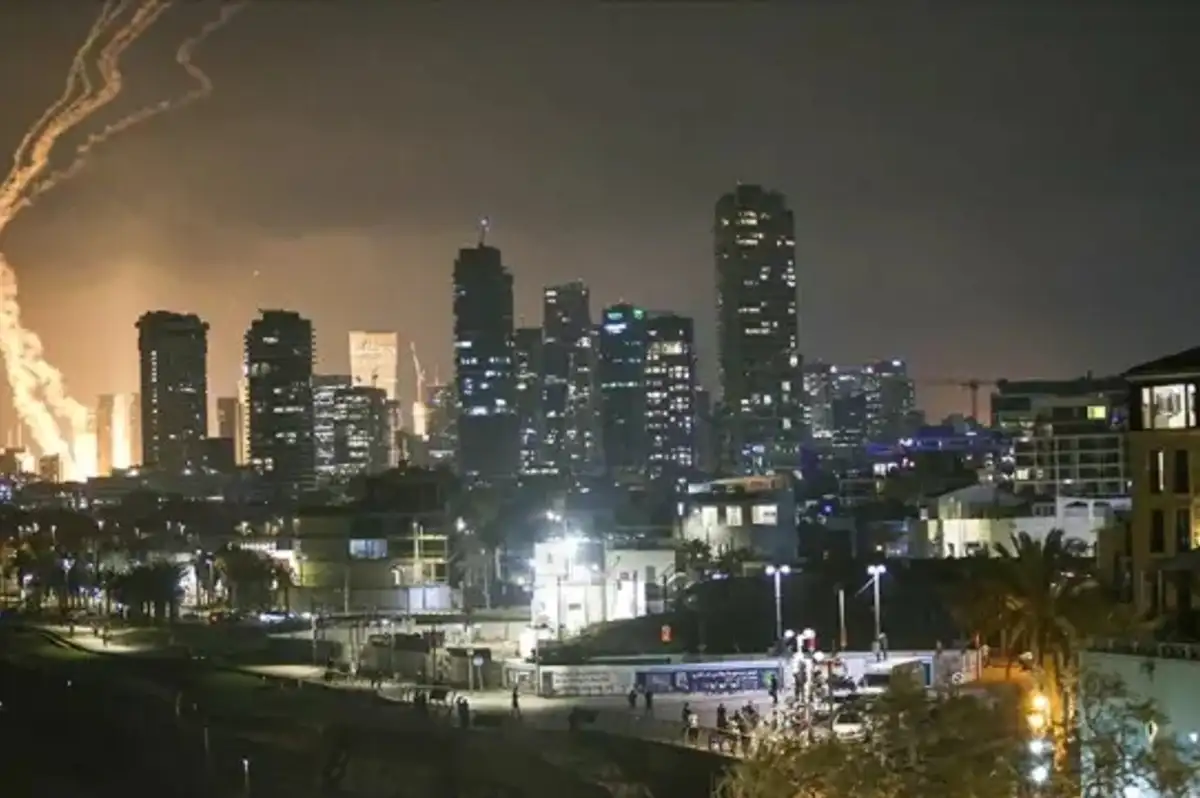 İran Gece Boyunca İsrail'i Vurdu! İşte Tel Aviv'den İlk Görüntüler