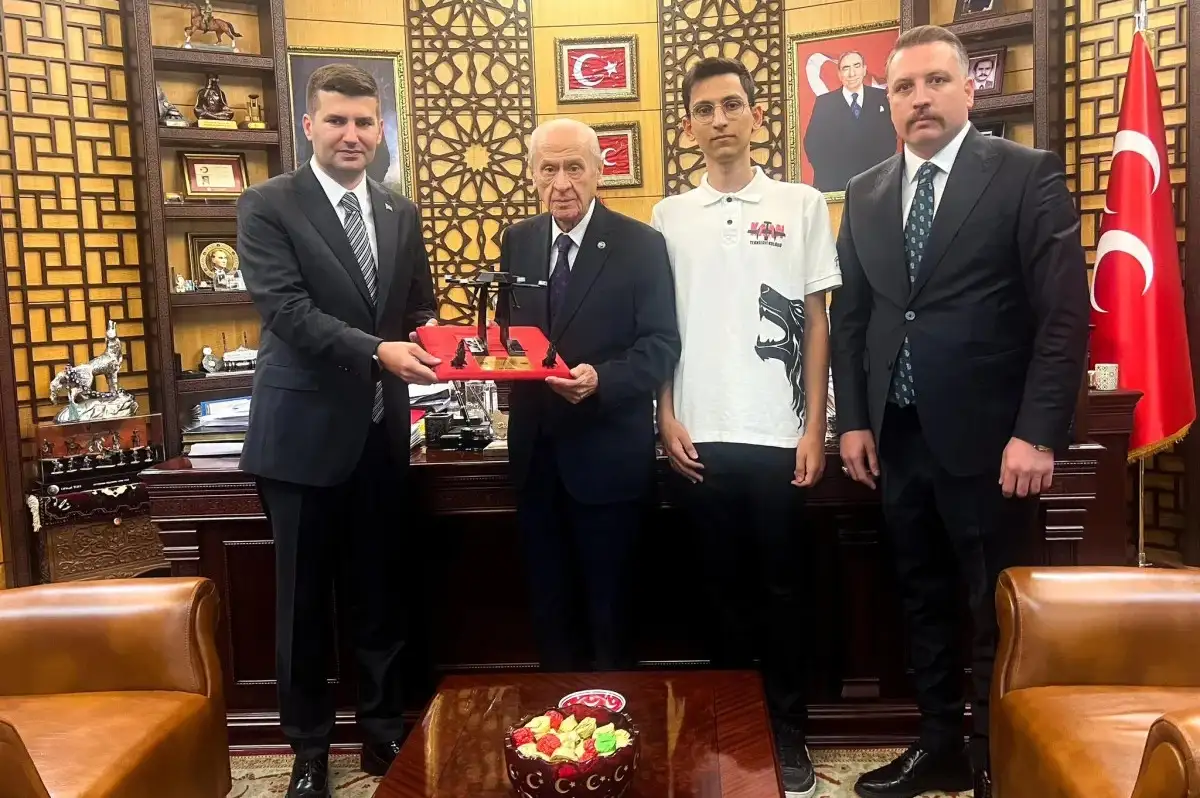 Ülkü Ocakları'ndan Yerli İHA Girişimi: "TÜRKHAN" Bahçeli'ye Takdim Edildi