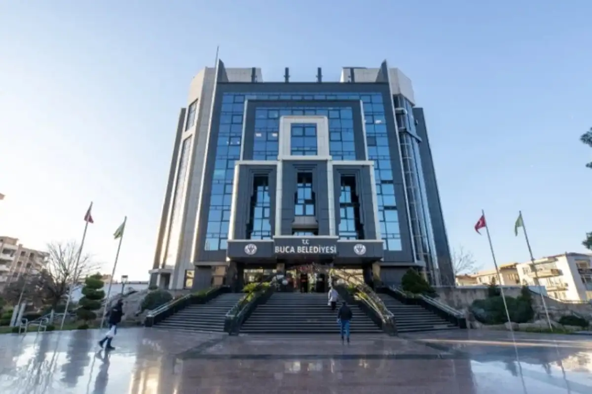 İzmir Buca Belediyesi'nde Çöp Krizi: Grev Yapan İşçiler SMS ile İşten Atıldı!