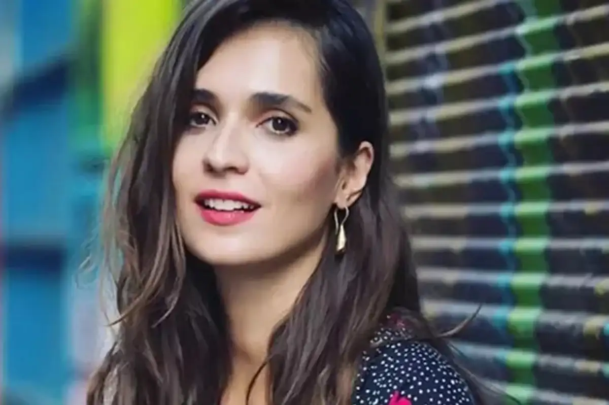 Meriç Aral'dan Karnı Burnunda Yeni Poz