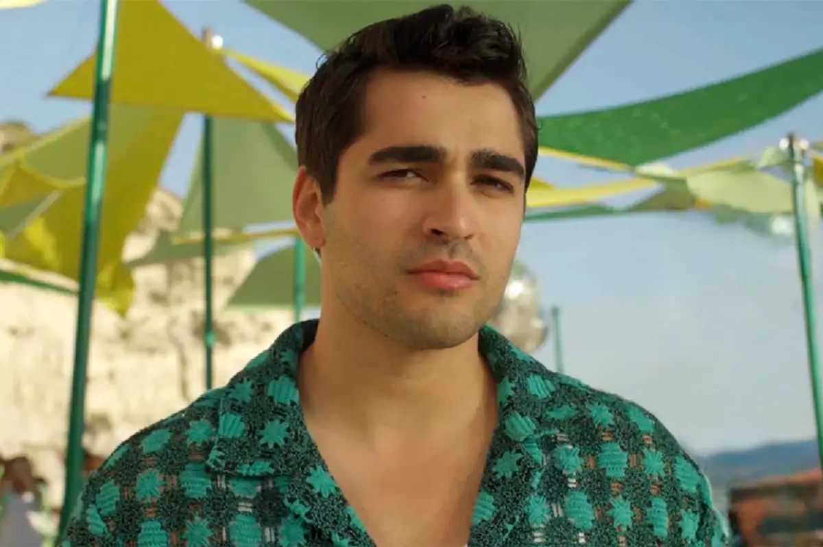 Mert Ramazan Demir'in Birleşik Krallık'tan Paylaştığı Tatil Pozuna Beğeni Yağdı
